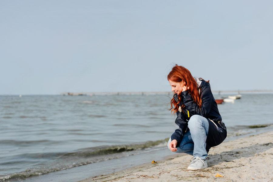 Mujer mirando al mar